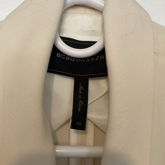 Barely worn BCBG blazer light shoulder pads - Picture 3 of 4
